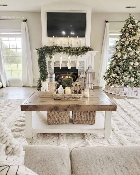 Winter Living Room, Cute Living Room, Beautiful Farm, Wall Designs, Christmas Living Rooms, Mantle Decor, A Living Room, Farmhouse Design, Rustic Dining Table