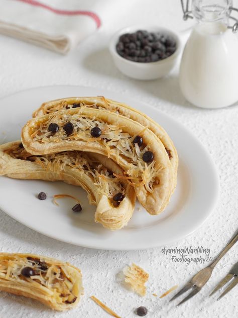 Puff pastry with mixed banana, milk, cheese and chocolate chips topping Puff Pastry Photography, Banana Puff Pastry, Banana Crispy, Pastry Photography, Cheese And Chocolate, Choco Banana, Banana Milk, Puff Pastry, Chocolate Chips