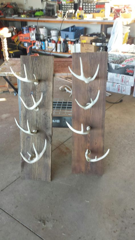 Farmhouse Hat Rack Ideas, Deer Antler Hat Rack Diy, Deer Horn Hat Rack, Cool Hat Rack Ideas, Deer Horn Projects, Deer Rack Decor Ideas, Diy Western Hat Rack, Things To Do With Deer Antlers Diy, Rustic Hat Rack Diy