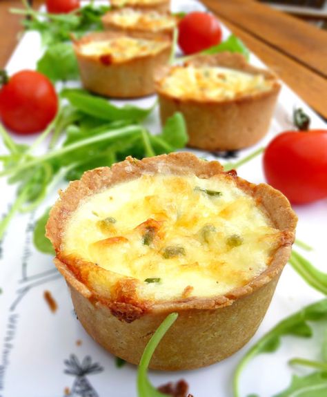 Gluten Free Mini Quiches with Cottage Cheese and Chives #diet  #healthy #easy #glutenfree #glutenfreerecipes Quiche Vegetarian, Breakfast Recipes With Eggs, Recipes With Eggs, Queso Cottage, Breakfast Quiche Recipes, Mini Pastries, Gluten Free Pastry, Ideas For Breakfast, Mini Quiches