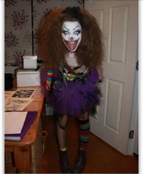 Halloween ♡ Maquillage Halloween Clown, Halloween Pauroso, Veselý Halloween, Halloween Costumes Women Scary, Scary Clown Costume, Halloween Costumes Women Creative, Costumes Scary, Scary Halloween Decorations Outdoor, Creepy Halloween Costumes