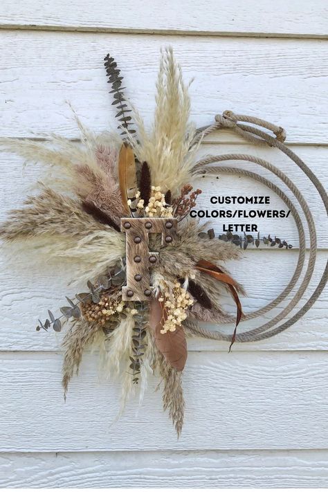 Lasso Wreath Rustic Country Door Hanger Cowboy Lariat Rope Wreath Western Living Room Decor Custom Floral Housewarming New Home Gift - Etsy Western Lasso Wreath, Western Style Wreaths, Horse Hames Decor, Fall Western Decor, Western Diy Decor Craft Ideas, Diy Western Home Decor, Western Fall Decor, Cow Skull Flowers, Cow Horns Decor