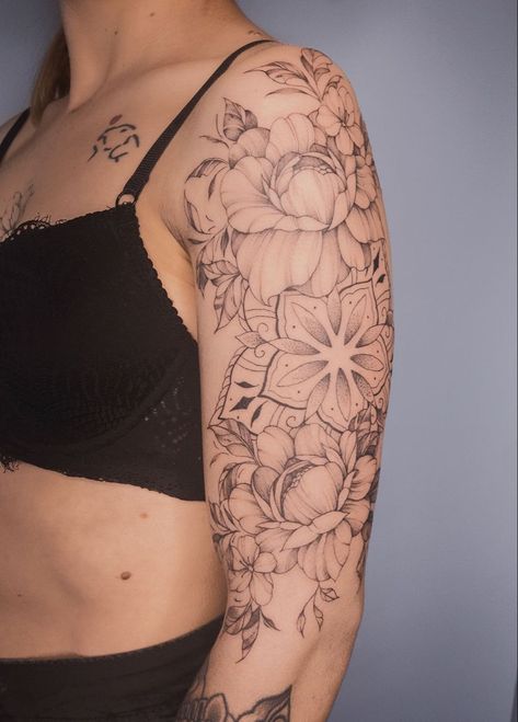 Peonies Mandala Tattoo, Mandala Arm Tattoos, Art Tattoo Ideas, Wrap Around Wrist Tattoos, Mandela Tattoo, Mandala Tattoo Sleeve, Wrist Tattoo Ideas, Crazy Tattoos, Hip Thigh Tattoos