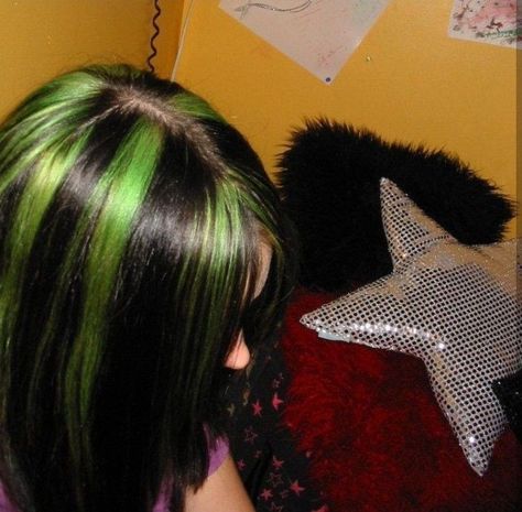 Green Chunky Highlights, Green Hair Streaks, Skunk Hair, Chunky Highlights, 90s Goth, Goth Hair, Hair Streaks, Dyed Hair Inspiration, Emo Hair