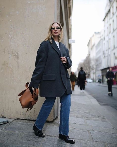 RAEY on Instagram: “Spotted: @alexisforeman wearing #Raey oversized wool blazer #regram” Acne Studios Bag, Black Blazer Outfit, Looks Street Style, Big Fashion, Blazer Outfits, 가을 패션, Looks Style, Black Blazer, Mode Inspiration