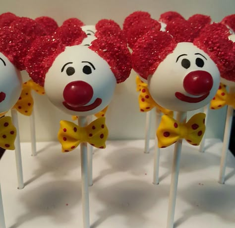 Clown Cake Pops, Circus Theme Cake Pops, Circus Theme Snacks, Carnival Party Treats, Carnival Cake Pops, Circus Cake Pops, Clown Husbandry, Circus Treats, Carnival Treats