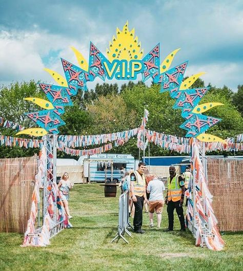 Mini Festival Ideas, Vip Festival Area, Vip Area Ideas, Backyard Festival Party, Music Festival Party Decorations, Festival Vip Area, Music Festival Themed Party Decoration, Outdoor Festival Decor, Festival Ideas Decoration