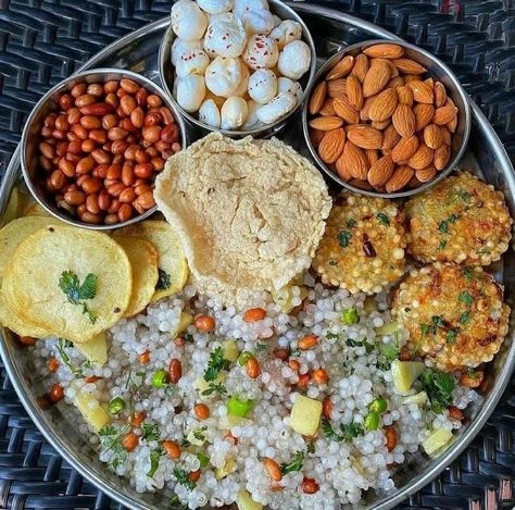 Navratri Thali, Delicious Food Image, Indian Thali, Navratri Recipes, Wedding Buffet Food, Plating Ideas, Naan Recipe, Vegetarian Fast Food, Tastemade Recipes