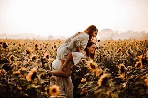 Best Friend Fotos, Sunflower Field Pictures, Art Girl Aesthetic, Sunflower Photography, Sisters Photoshoot, Art Photography Portrait, Best Friend Photography, Best Friend Photoshoot, Bff Photoshoot