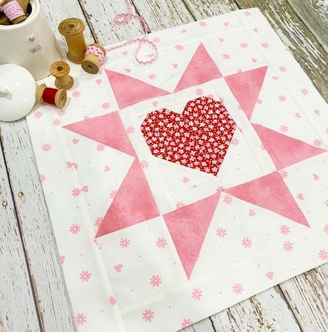 Mini Patchwork, Heart Quilt Pattern, Mini Quilt Patterns, Cottage Quilt, Spring Quilts, Pretty Quilt, Star Quilt Blocks, Patchwork Quilt Patterns, Heart Quilt