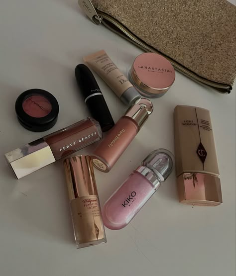 makeup aesthetic makeup aesthetic products Fenty Beauty Aesthetic, Glam Aesthetic Makeup, Boho Makeup, Best Makeup Brands, Glam Aesthetic, Makeup Bag Essentials, Casual Makeup, Work Makeup, Eye Makeup Pictures