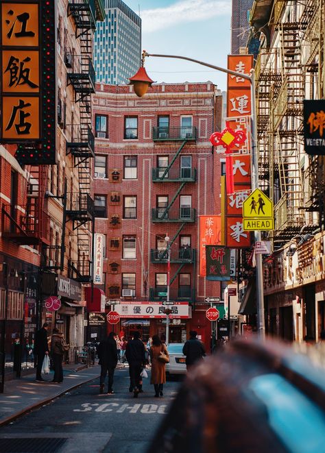 Last Saturday I meet with amazing and very talented photographers at Unsplash NYC Photo Walk. Here one of the photos.. Download this photo by Sandy Ching on Unsplash Kota New York, Chinatown Nyc, San Myshuno, New York Wallpaper, Voyage New York, China Town, Gold Aesthetic, New York Art, New York Street