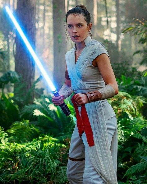 206 Likes, 5 Comments - The Rise Of Skywalker (@theriseofskywalkerofficial) on Instagram: “➡️What did you think of Daisy Ridley’s performance of Rey Palpatine in The Rise Of Skywalker??…” Ray Star Wars, Rey Jedi, Star Wars Outfit, Daisy Ridley Star Wars, Rey Cosplay, John Bennett, Star Wars Sequel Trilogy, Jedi Training, Cuadros Star Wars