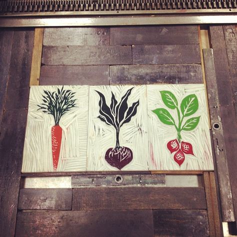 Jessie printing some lino-cut vegetables that she made. by Ethan Bodnar, via Flickr Veggie Linocut, Food Lino Print, Haida Art, Linoleum Print, Linoleum Block Printing, Linocut Printmaking, Lino Art, Vegetable Prints, Lino Cut