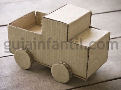 Manualidades de reciclaje. Cómo hacer un coche Diy Projects With Cardboard, Cardboard Cars, Cardboard Crafts Kids, Carton Diy, Cardboard Car, Cardboard Box Crafts, Cardboard Toys, Diy Projects To Sell, Diy Projects For Kids