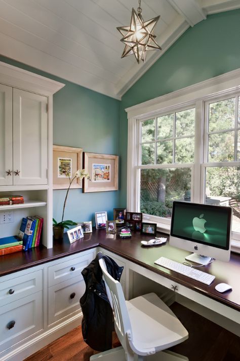 screen saver matches the wall color. nice touch! Traditional Home Office, Home Office Inspiration, House Of Turquoise, Contemporary Home Office, Desk Computer, Real Estat, Kitchen Farmhouse, Built In Desk, Room Storage