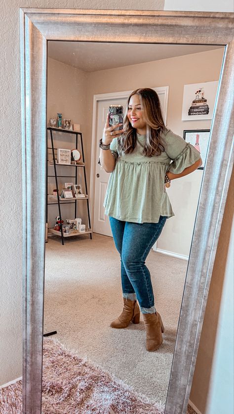 Light olive babydoll top, fall outfit Cute Mom Outfits Comfy Casual Plus Size, Plus Size Jeans Outfit Casual, Light Fall Outfits, Plus Size Fall Outfits For Work, Church Outfit Plus Size, Mom Outfits Plus Size, Plus Size Casual Fall Outfits, Plus Size Church Outfits, Plus Size Mom Outfits