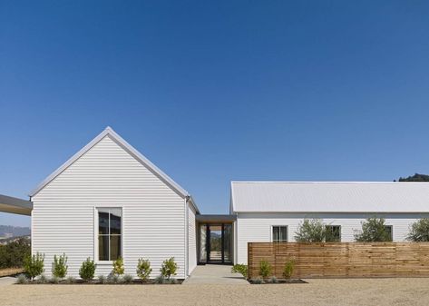 Healdsburg Custom Home - Farmhouse - Exterior - San Francisco - by Hudson Street Design | Houzz Farmhouse Exterior Design, Modern Barn House, Modern Architects, Modern Farmhouse Exterior, Shed Homes, Contemporary Farmhouse, Metal Building Homes, Farmhouse Exterior, Modern Farmhouse Style