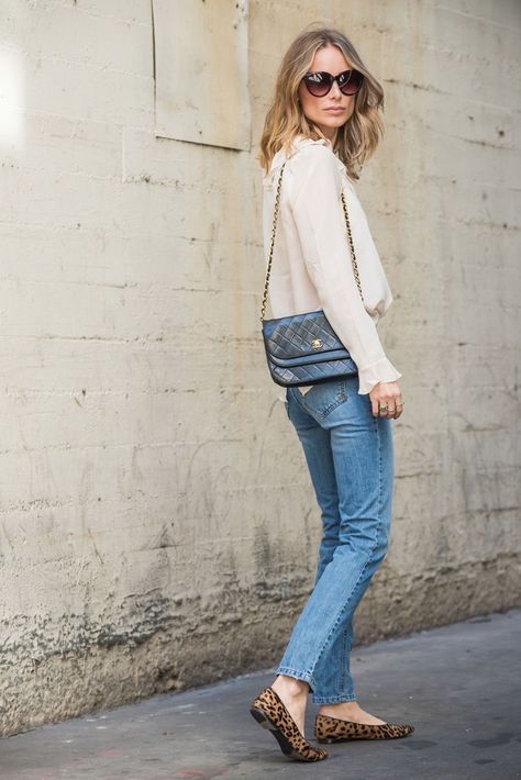 Building Wardrobe, Annie Bing, Comfy Jeans Outfit, Jeans Blouse, Looks Jeans, Stylish Winter Outfits, Leopard Print Shoes, Womens Fashion Jeans, Print Shoes