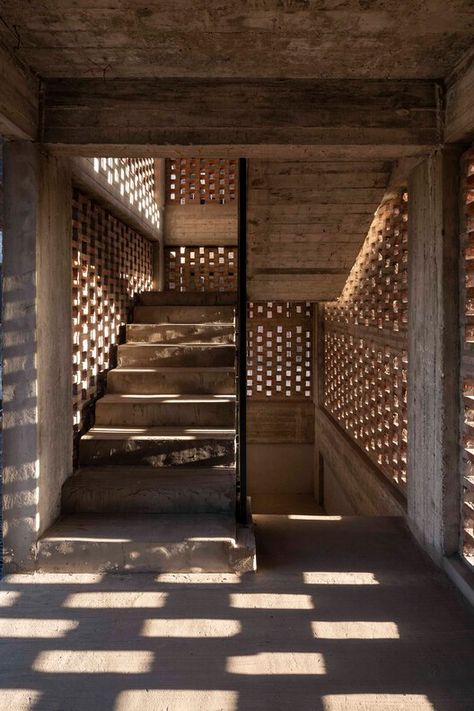 CBO 758 Building / CRBN | Carbone Arquitectos | ArchDaily Keep The Lights On, Concrete Slab, Architect House, Private Patio, Contemporary Architecture, The Expanse, Beams, Architects, Stairs