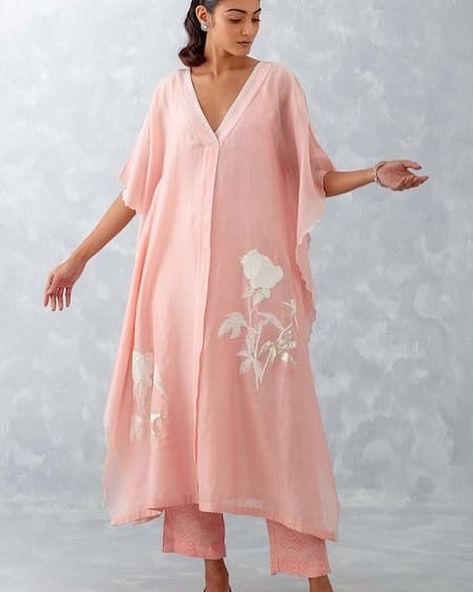 Kaftan Ikat, Latest Kaftan Styles, Kaftan Styles, Embroidered Kaftan, Kaftan Designs, Kurta Patterns, Print Pant, Simple Kurta Designs, Kurti Neck