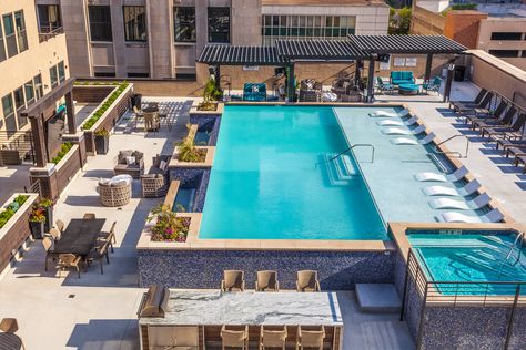 Power & Light Apartments in Kansas City, Missouri designed by NSPJ Architects and Landscape Architects. Luxury Apartment Pool, Apartment Pool, Downtown Kansas City, Pool Landscape Design, Hotel Plan, Downtown Apartment, House Construction Plan, Building Plan, Rooftop Pool