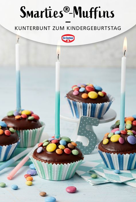 Diese saftigen Schokomuffins mit bunten Smarties® lassen sich ganz einfach zubereiten und schmecken nicht nur an Geburtstagen. Backe diese Kindermuffins zum Schulfest oder für den Kindergarten. #Kindergeburtstag #Muffinrezept #Kinderrezept #Rezeptidee Smarties Cupcakes, Muffins Kindergarten, Smarties Cake, Bday Cupcakes, Baking Recipes For Kids, Muffin Cake, Kids Party Food, Eat Dessert First, Birthday Cake Kids