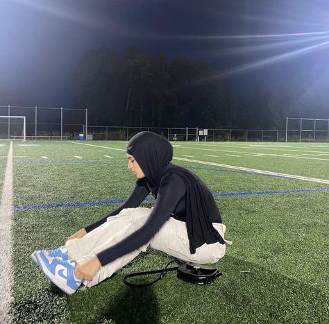 Hijabi Football, Hijabi Headphones, Hijabi Wearing Headphones, Hijabi Pics For Instagram, Hijabi Instagram Photos, Football Aesthetics, Hijab Aesthetic, Aesthetic Ootd, Extra Credit