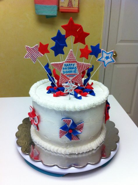 Fun cake to do.  First time doing fondant curlicues and pinwheels.  Thanks much to TomKat Studios great tutorial on the pinwheels. July Birthday Cake, Memorial Day Cake, Fourth Of July Birthday, Patriotic Cake, Twins 1st Birthdays, July Birthday, July Party, Fondant Cakes, Kids Cake