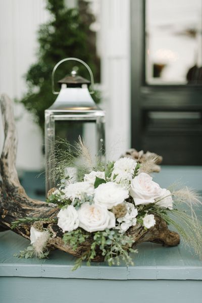 nautical driftwood Driftwood Centerpiece Wedding, Newlywed Life, Cheap Wedding Table Centerpieces, Merrimon Wynne, Driftwood Wedding, Driftwood Centerpiece, Centerpiece Inspiration, Unique Wedding Flowers, Coastal Wedding