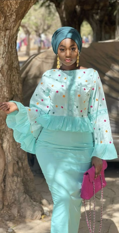 Women African Fashion, Couples African Outfits, Boubou Styles For Women, Ankara Dress Designs, Modest Evening Dress, Dresses African, African Dresses Modern, African Print Dress Designs, African Lace Dresses