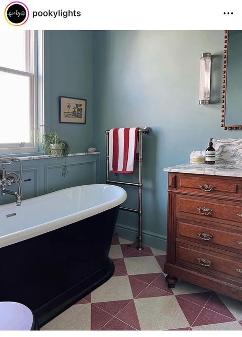 In with the blue… Farrow And Ball Dix Blue, Retro Blue Bathroom, Dix Blue, Navy Blue Bathrooms, Grey Bathroom Tiles, Latest Bathroom, Victorian Bathroom, Bathroom Red, Blue Paint Colors