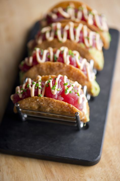 Yellowfin Tuna Tacos, Wonton Tuna Tacos, How To Make Crispy Taco Shells, Tuna Tartare Plating, Fancy Mexican Food Plating, Tuna Tartare Appetizer, Tuna Crudo Recipe, Elevated Tacos, Sushi Tacos Recipe