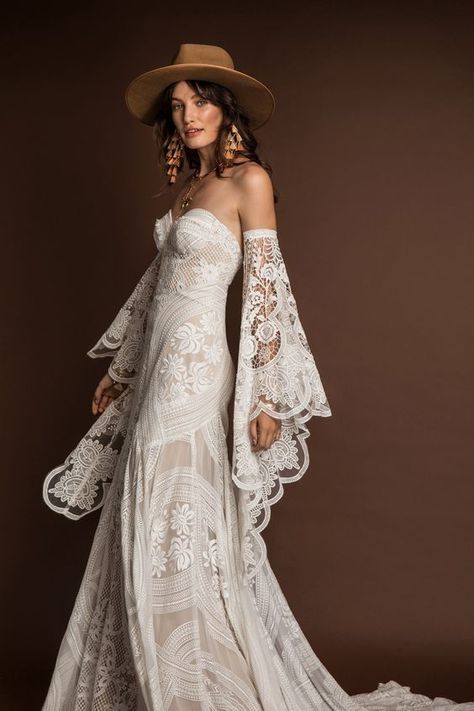 Noiva de chapéu e vestido de noiva boho com manga sino. Você ama o estilo rústico chic e pretende investir em um casamento boho? Confira as dicas para a escolha do vestido ideal. #casamentoboho #boho #bohowedding #bride #vestidodenoiva #weddingdresses Kate Middleton Wedding Dress, Rue De Seine Wedding Dress, Middleton Wedding, Rue De Seine Bridal, Green Wedding Dresses, Petite Wedding Dress, Bohemian Wedding Dress Lace, White Bridal Dresses, Pnina Tornai