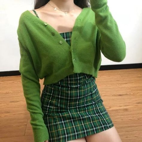 Slytherin Outfit, Mode Chanel, Fashion 90s, Green Cardigan, Cardigan Outfits, Mode Inspo, Moda Vintage, Mode Vintage, Mode Inspiration