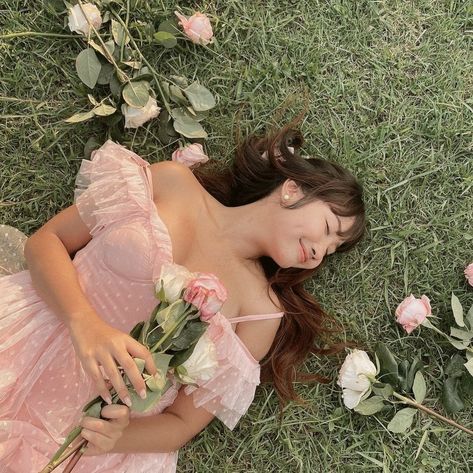 Dreamy Dress Fairy Tales, Vintage Senior Pictures, Cottage Core Girl, Pre Debut Photoshoot, Irl References, Whimsical Photoshoot, Debut Photoshoot, Fairy Photoshoot, Fashion Dream Job