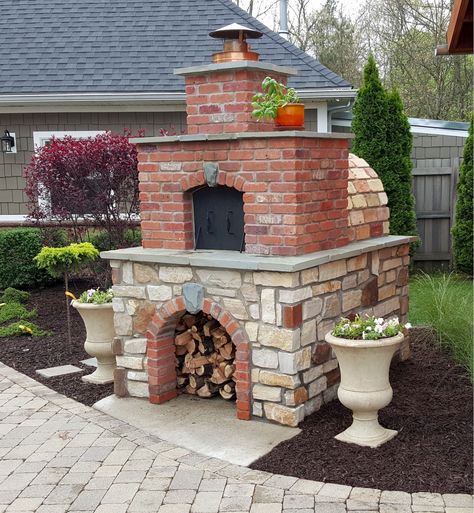 DIY Wood-Fired Outdoor Brick Pizza Ovens Are Not Only Easy to Build - They Add Incredible Property Value | Newswire Outdoor Pizza Oven Kits, Brick Pizza Oven Outdoor, Pizza Oven Plans, Outdoor Fireplace Pizza Oven, Outdoor Fireplace Kits, Pizza Oven Outdoor Diy, Backyard Pizza Oven, Build A Pizza Oven, Brick Oven Outdoor