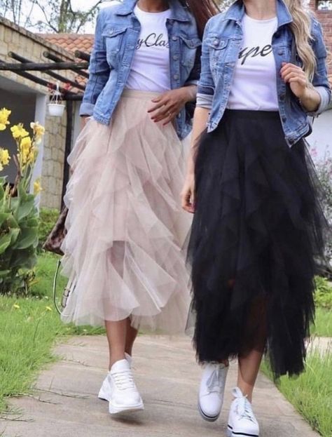 Tulle Skirt Outfit With Sneakers, Lavender Tulle Skirt, Tulle Long Skirt Outfit, Fall Tulle Skirt Outfit, Engagement Party Attire Guest, Gonna Tulle Outfits, Tool Skirt Outfit, Tule Skirt Outfits 2023, Black Tulle Skirt Outfit Casual