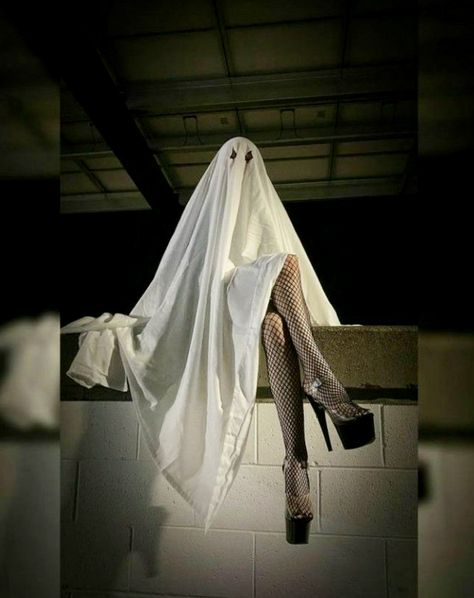 Ghost Pinup, Ghostface Photoshoot, Halloween Shot Ideas, Haunting Photography, Halloween Styled Shoot, Ghost Photoshoot, Halloween Shoot, Halloween Pin Up, Horror Photography