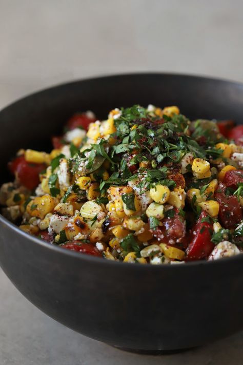 Sumac Salad, Sumac Recipes, Grilled Corn Salad, Corn Salad Recipes, Olive Salad, Vegetarian Salad Recipes, Vegetarian Salads, Corn Salad, Mediterranean Dishes