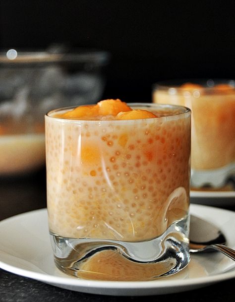 Coconut milk, melon and sago :) yummm Melon Dessert, Coconut Tapioca Pudding, Sago Dessert, Cook Desserts, Puding Roti, Asian Cake, Tapioca Pudding, Bakery Pastry, Chinese Dessert