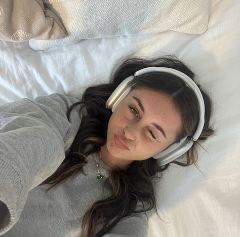 Apres Ski Boots, Cute Headphones, Apple Headphone, Girl With Headphones, Airpods Max, Clean Girl Aesthetic, Brunette Girl, Apple Airpods, Clean Girl