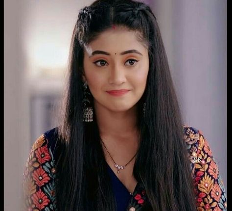 Mahak Patel Naira Hairstyle, Naira Hairstyles In Yrkkh, Naira Goenka, Bridal Hair Decorations, Shivangi Joshi Instagram, Cute Image, Gym Hairstyles, Bridal Hair Buns, Shivangi Joshi