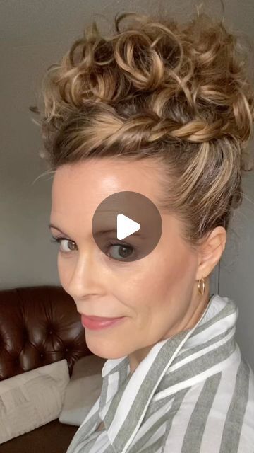 Sandi 🇨🇦 Curly Hair Care, Clean Beauty on Instagram: "My newest favourite updo •separate bangs •pull up half your hair to create a high ponytail •gather the lower section and JOIN in WITH the top section and fluff • twist the bangs & make sure you leave some height at the front •secure the twist with a Bobby pin • fan out the twist for added texture & interest •use additional Bobby pins to secure any top pieces if necessary Tag me if you try this! #easyupdo #curlyupdo #curlyhairupdos #hair #updo #hairstyles #quickhairstyles #hairtips #curlyhair #keepitsimple #hairtutorial #haircare #hairhack #quickupdo #curlyhair #finehair #funupdo #hairvideos #stylingbangs #easybangs #curlybangs #simplehairdo #easyhairstylesforgirls #easyhairstyles #easyhair #simplehair" Curly Hair Hacks Hairstyles, Curly Hair Clip Hairstyles, Hair Tutorials Curly Hair, Updo For Naturally Curly Hair, Curl Hair Updo Easy, Front Hair Updos, Simple Curly Updos For Medium Hair, Front Twist Hairstyles, Simple Updo For Curly Hair