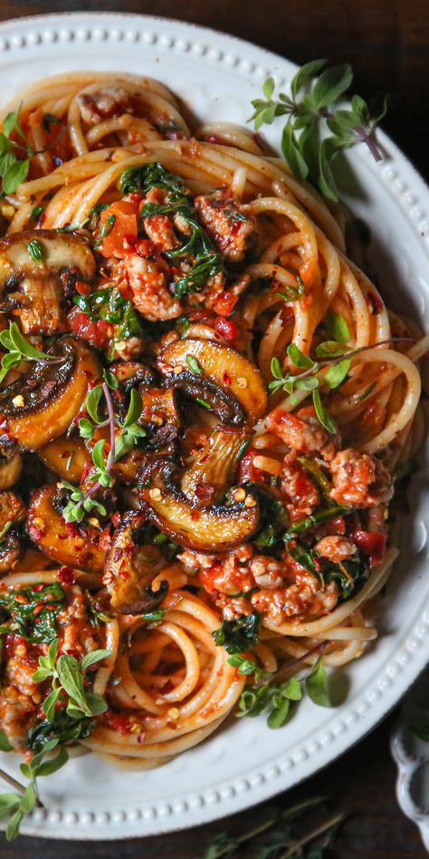 Sausage and Mushroom Pasta with Tomato Sauce and Spinach on a plate. Main Course Dishes Restaurants, Fine Dining Main Course, Pasta Fine Dining, Fine Dining Recipes Main Courses, Sausage Mushroom Pasta, Sausage And Mushroom Pasta, Chicken Spinach Mushroom, Lunch Photo, Pasta With Tomato Sauce