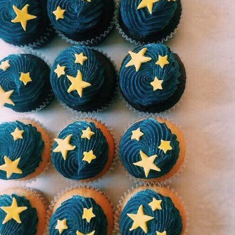 Cupcakes with star fondant Star Themed Cupcakes, Eclipse Cupcakes, Celestial Cupcakes, Moon Cupcakes, Twin Birthday Themes, Adult Prom, 19th Birthday Cakes, Star Cupcakes, Brownie Cupcakes