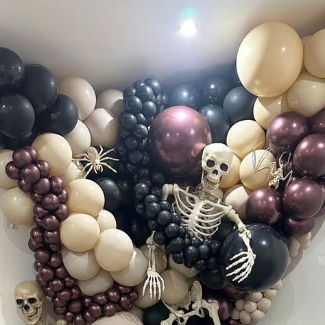 Meraki | Events Balloon Artistry Training by Rachael Hurst on Instagram: "Spooky Scary Skeletons ☠️💀 Put your hand up if you have the perfect partner in crime for all your spine-chilling Halloween creations🙋🏼‍♀️…. And this isn’t even the worst of it 🙉🙈😆 @emma.woodall.77 🧟‍♂️ 🧟‍♀️ 🦇 . . . . . . . . . . #halloween#halloweendisplay#halloweeninspo#halloweenballoons#halloweenballoons#halloweenideas#halloweenparty#gloucestershire#horrornights#halloweenhorrornights#skull#skulls#balloontraining Skeleton Balloon, Spooky Balloons, Spooky Scary Skeletons, 50th Birthday Balloons, Halloween Skeleton Decorations, Skeleton Decorations, Balloon Display, 2024 Halloween, Halloween Balloons