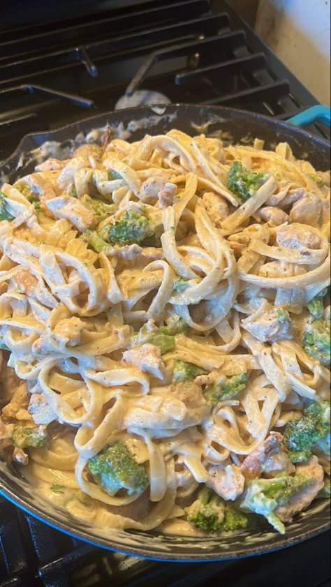 Chicken Alfredo Pasta Aesthetic, Chicken Alfredo Aesthetic, Food Astethic, White People Food, Chicken And Shrimp Alfredo, Cooking Fails, I Want Food, Shrimp Alfredo, Chicken Alfredo Pasta