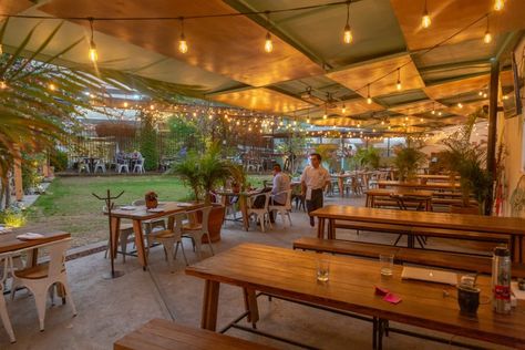 chilango - Terrazas al aire libre en la ciudad para disfrutar con Susana Distancia 🍸☀️ Outdoor Restaurant Ideas, Rustic Outdoor Bar, Indian Cafe, Restaurant Floor Plan, Restaurant Layout, Diy Outdoor Bar, Outdoor Restaurant Design, Sport Food, Coffee Shop Interior Design