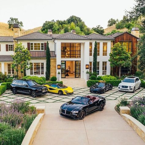 Luxury | Lifestyle | Money on Instagram: “House or the cars?! Follow @theluxuryywall for the best content! ~ DM for credit #theluxuryywall #luxurygoals #luxury_club #luxuryresorts…” Mansion Exterior, Luxury Houses Mansions, Luxury Garage, Dream Mansion, Miami Houses, Mansions Luxury, Mansions Homes, Luxury Homes Dream Houses, Dream House Exterior